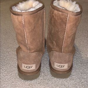 WOMENS UGGS SIZE 6